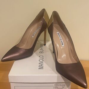 Manolo Blahnik iconic BB 105 bronze pump w/deep gold heel. Excellent condition.